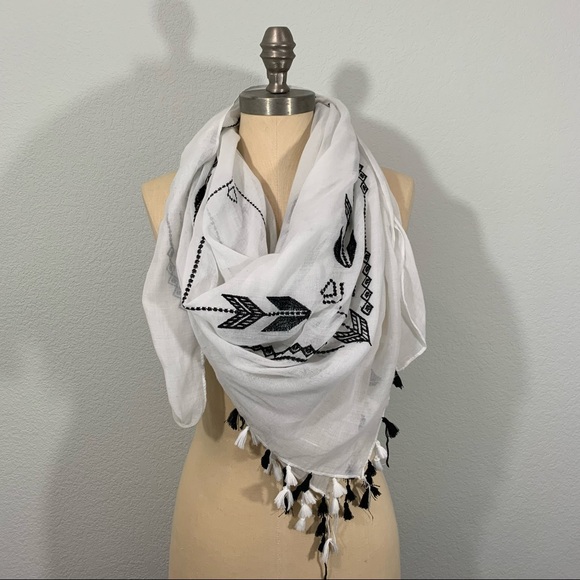 LOFT Accessories - LOFT black and white tassled scarf